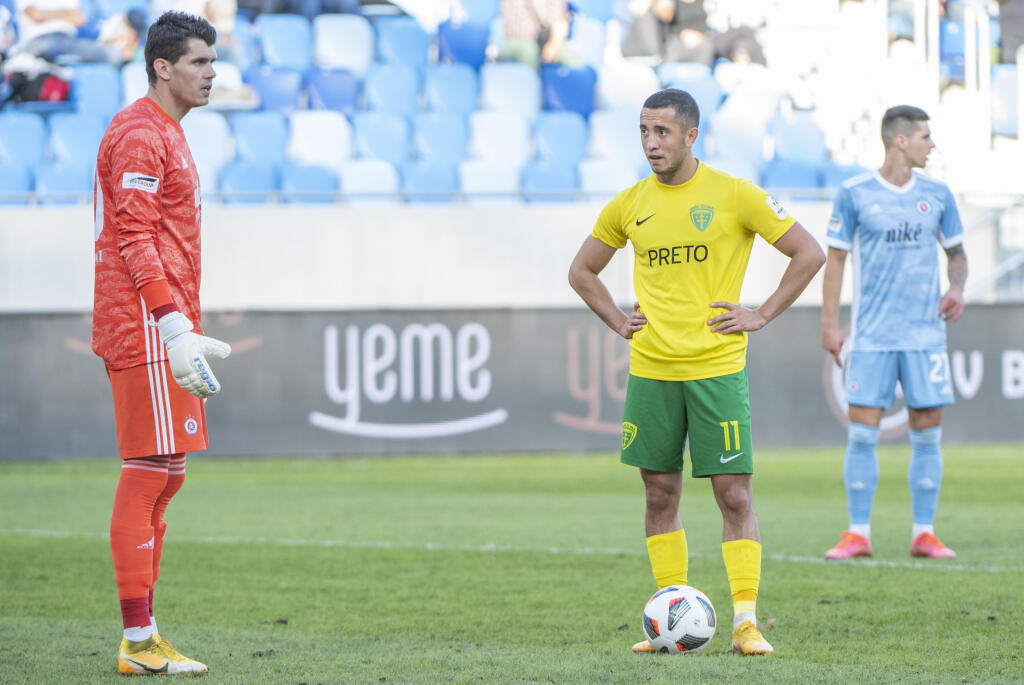 Na snímke zľava brankár Slovana Michal Šulla a arménsky stredopoliar MŠK Žilina Vahan Bičachčjan pred pokutovým kopom, ktorý premenil v zápase 8. kola Fortuna ligy vo futbale ŠK Slovan Bratislava - MŠK Žilina v Bratislave 19. septembra 2021. FOTO TASR - Martin Baumann