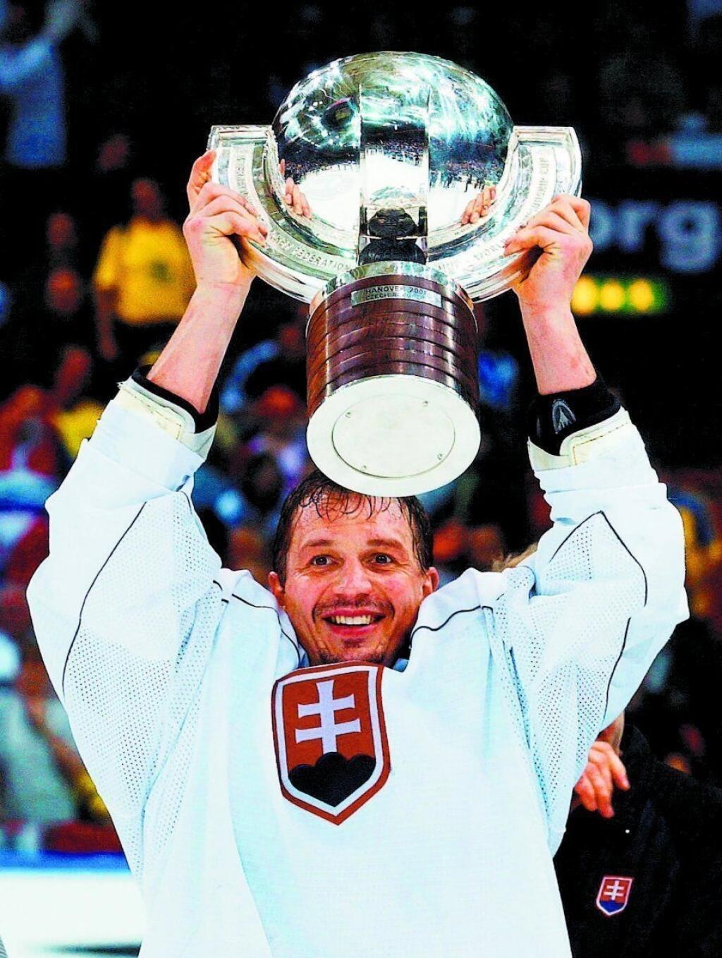 Peter Bondra s pohárom pre majstra sveta.