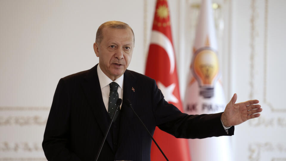 JB 8 Istanbul - Turecký prezident Recep Tayyip Erdogan počas videopríhovoru k členom svojej vládnucej Strany spravodlivosti a rozvoja (AKP) v jeho rezidencii v Istanbule 22. novembra 2020. Turecko sa považuje za neoddeliteľnú súčasť Európy, ale nepoddá sa útokom, uplatňovaniu dvojakého metra a nespravodlivosti. Vyhlásil to v nedeľu turecký prezident Recep Tayyip Erdogan, informuje agentúra Reuters. FOTO TASR/AP
Turkey's President Recep Tayyip Erdogan speaks virtually to ruling party member