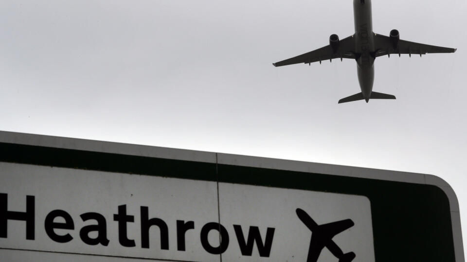 WA 18 archív Lonýn - Na archívnej snímke z 5. júna 2018 tabuľa s nápisom letisko Heathrow sa nachádza neďaleko letiska v Londýne. Londýnske letisko Heathrow otvorilo od 1. júna špeciálny terminál pre cestujúcich prichádzajúcich z krajín, kde je vysoké riziko v súvislosti so šírením koronavírusu SARS-CoV-2. Informovala o tom v utorok na svojej webovej stránke stanica BBC. Pasažieri prichádzajúci z krajín z tzv. červeného zoznamu budú prechádzať cez terminál číslo tri. Cieľom je podľa predstaviteľ