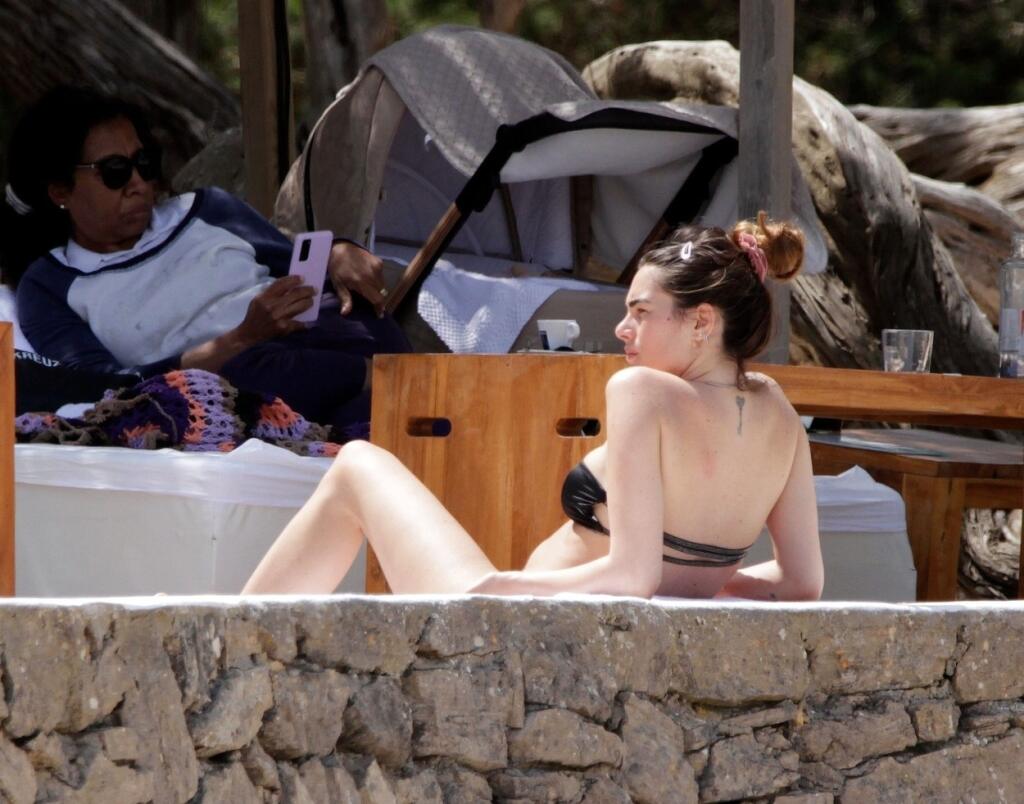 Francesca si s dvojmesačnou dcérkou vyšla na Ibizu a, ako inak, paparazzi fotografov mala v pätách. Na pláži ukázala talianska modelka postavu. Podľa nej to absolútne nevyzeralo, akoby nedávno rodila.