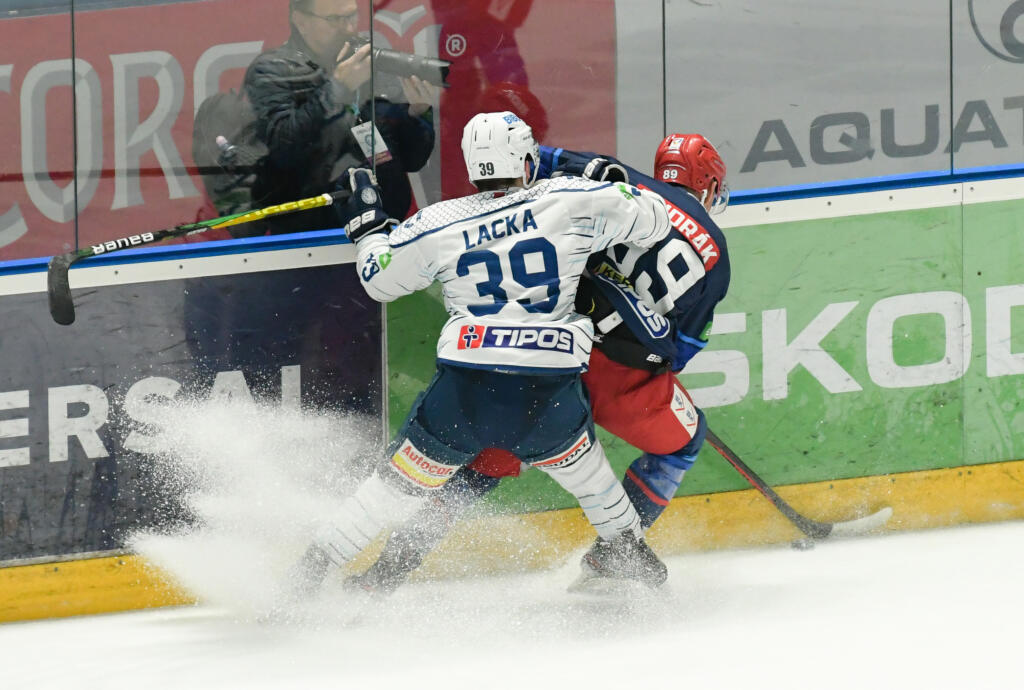 Na snímke zľava Jakub Lacka (Nitra) a David Mudrák (Zvolen) bojujú o puk v zápase 20. kola hokejovej Tipos extraligy medzi HK Nitra a HKM Zvolen v Nitre v piatok 25. novembra 2022.