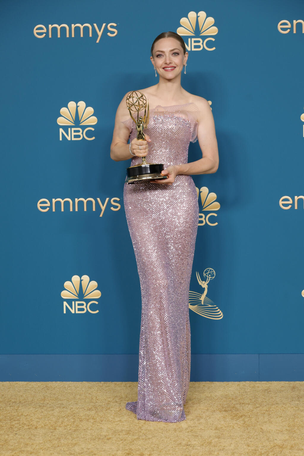 Amanda Seyfried ohúrila v ružových trblietavých šatách.