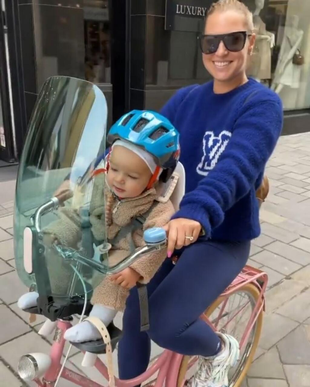 Domča často berie synčeka na výlety a svojim fanúšikom ukázala novučičký ružový bicykel s modrým štítom, ktorý chráni Jakubka.
