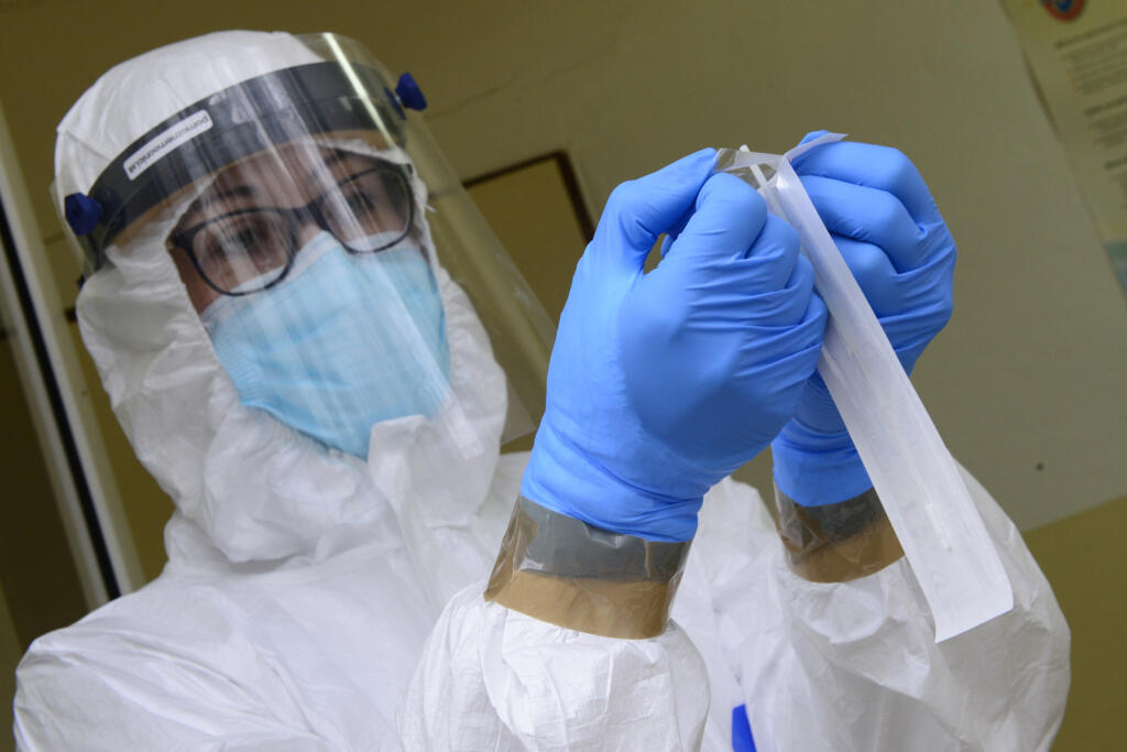 Odberové miesto antigénového testovania na Covid-19 v priestoroch Regionálneho úradu verejného zdravotníctva v Prešove na Holého 5 počas tohto víkendového testovania registruje znížený počet klientov. Počas pracovného týždňa denne tu otestovali 320 až 330 klientov s pozitivitou 2 – 3 ľudí. Cez sobotu 23. januára tu otestovali 120 klientov, z nich nikto nebol pozitívny, v nedeľu doobeda tu bolo otestovaných iba 14 klientov a tiež nikto z nich nebol pozitívny na Covid-19. Pôvodne pre testovanie tu