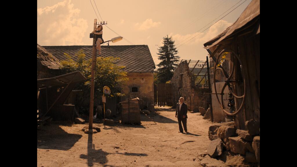 Filmová novinka Kronika večných snílkov je voľnou a originálnou reinterpretáciou klasického diela Ťapákovci.