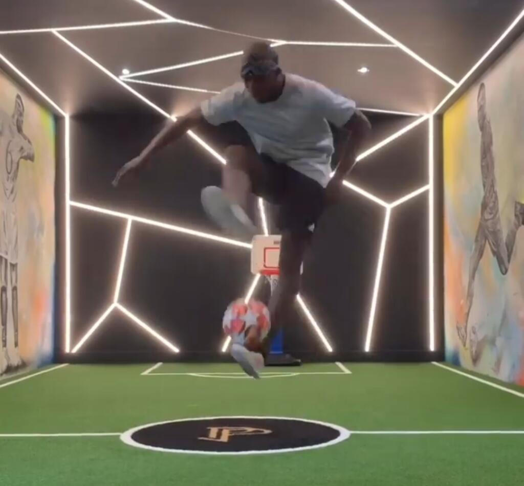 Paul Pogba a jeho práca s loptou v domácej izolácii. Karanténa mu s jeho ihriskom v dome určite nerobila veľké problémy.