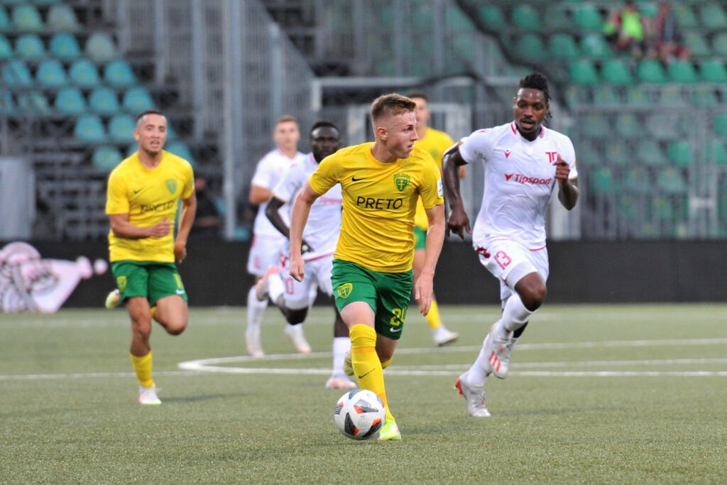 Na snímke vpravo Kingsley Madu (Trenčín) a Tibor Slebodník (Žilina) počas zápasu 7. kola futbalovej Fortuna ligy MŠK Žilina - AS Trenčín 11. septembra 2021 v Žiline. FOTO TASR - Erika Ďurčová