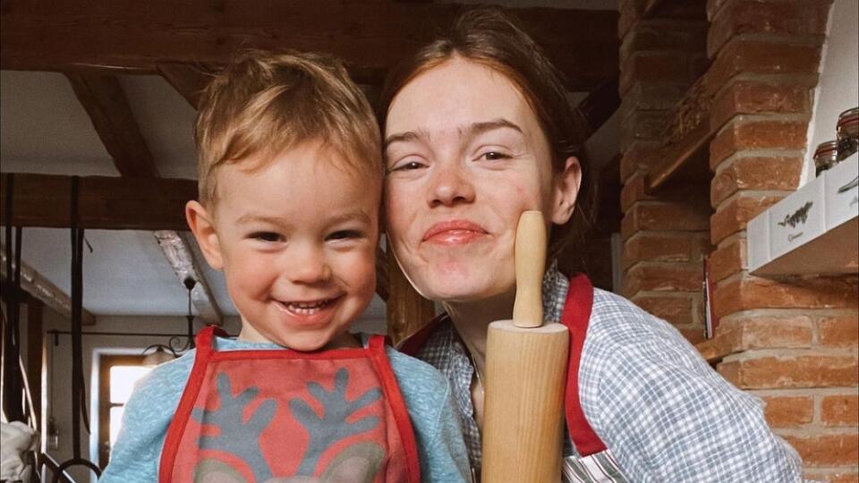 My sme veľmi silná dvojka v kuchyni. 👩🏻‍🍳🧑🏼‍🍳A keď píšem silná, tak naozaj! Čokoľvek varím a pečiem, Noel už aj prisúva stoličku a ide mi pomáhať. Začneme vždy s veľkou eufóriou, vždy sa pritom aj povadíme, aj udobríme, ale dôležité je, že to vždy dotiahneme do úspešného konca😀