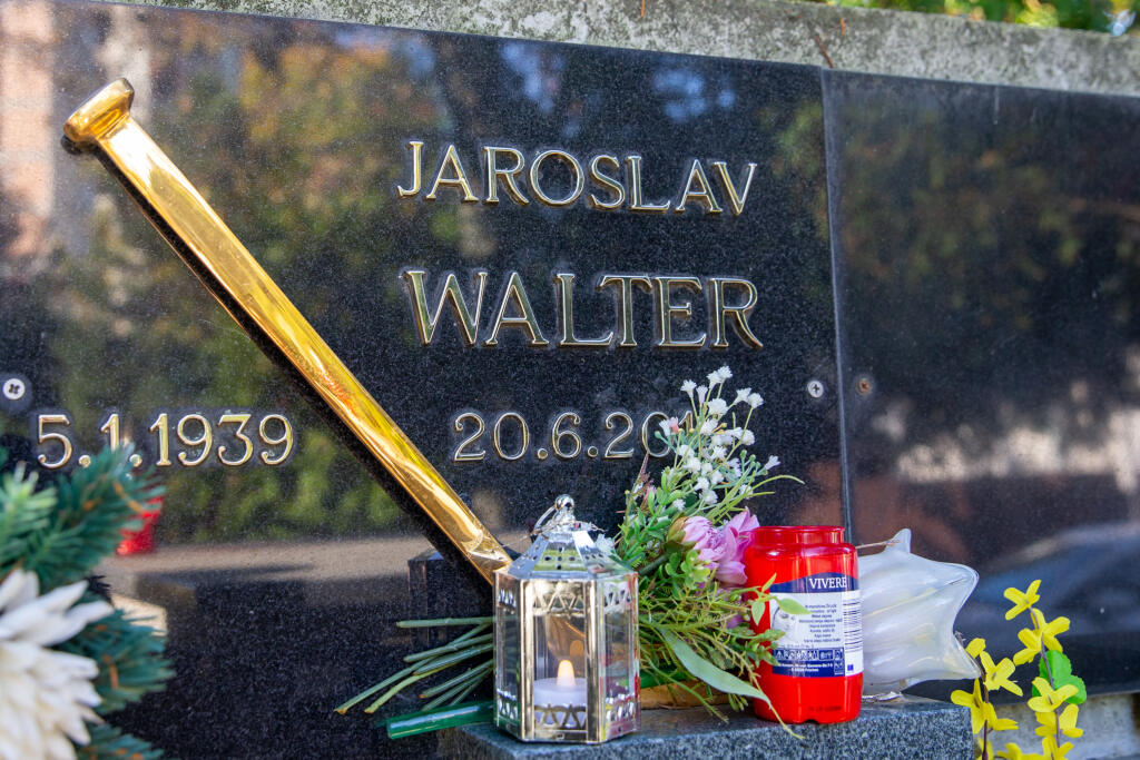 Svoje miesto neďaleko Golonku má aj legendárny hokejista a tréner Jaroslav Walter.