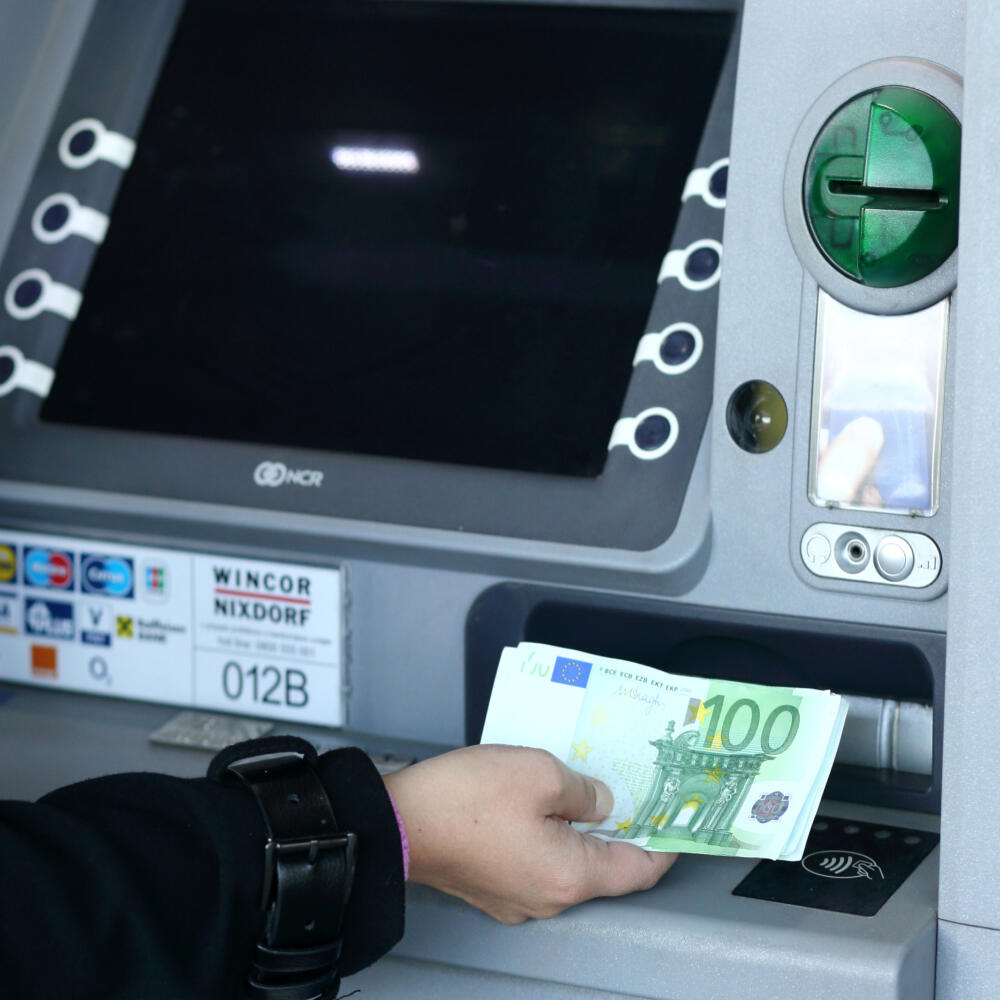 Na snímke peniaze k téme finančná kríza, koľko peňazí si ľudia šetria ak majú požičané peniaze z banky.