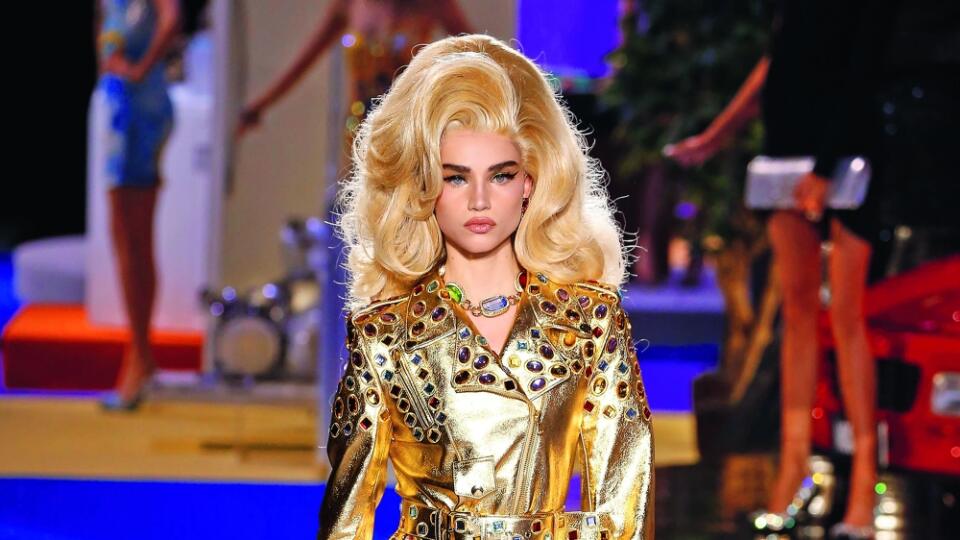 MOSCHINO Odvážny look à la Barbie vás premení na neprehliadnuteľnú.