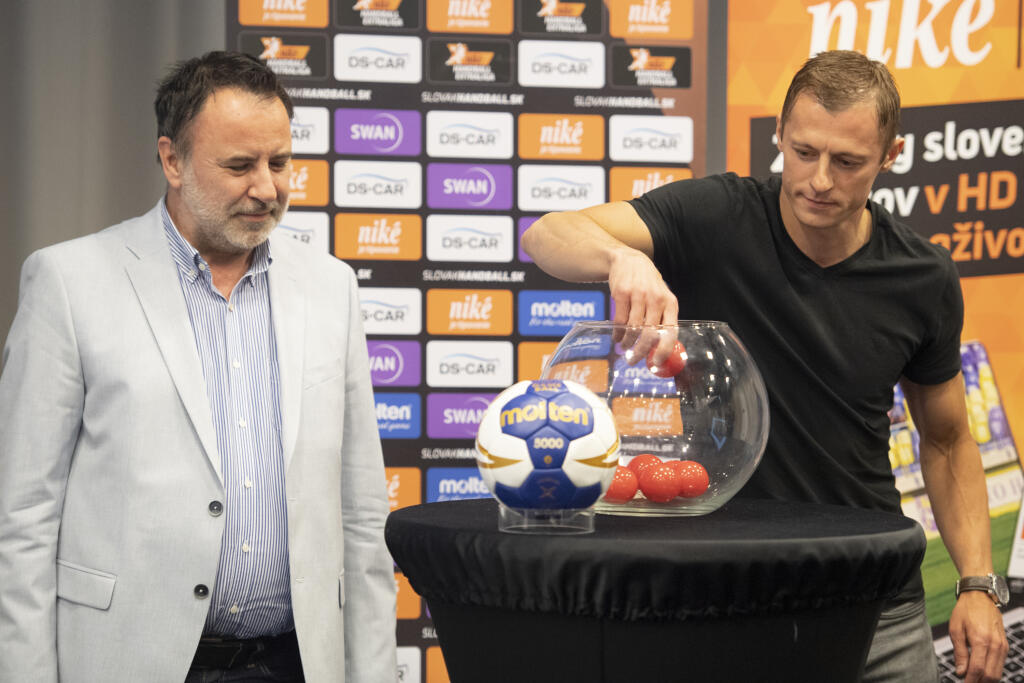 Na snímke vľavo výkonný riaditeľ stávkovej spoločnosti Niké s.r.o. Roman Berger a vpravo kapitán slovenskej reprezentácie v hádzanej a nová posila MŠK Považská Bystrica Ľubomír Ďuriš počas žrebovania nového ročníka Niké Handball Extraligy mužov 24. júna 2022 v Bratislave.