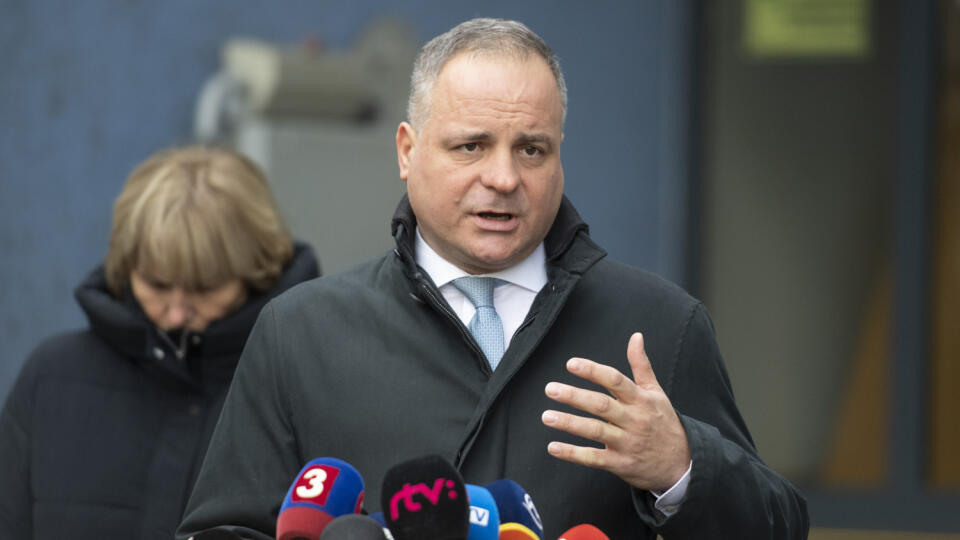 Na snímke predseda Bratislavského samosprávneho kraja (BSK) Juraj Droba počas tlačovej konferencie na tému Aktuálna situácia v prímestskej autobusovej doprave a možné riešenia 30. novembra 2021 v Bratislave. FOTO TASR - Pavel Neubuaer