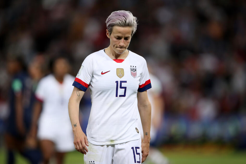 Jedna z najlepších futbalistiek súčasnosti, Američanka Megan Rapinoe (33) v roku 2011 priznala, že je lesbička. Počas prebiehajúcich majstrovstiev sveta vo Francúzsku, na ktorých sa Američanky dostali už do semifinále, vyhlásila, že žiaden ženský mančaft nemôže získať titul bez toho, aby neboli v tíme lesbičky.