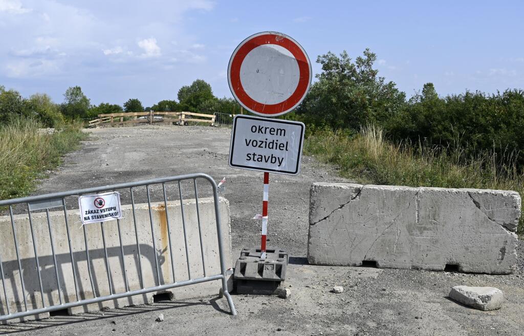 Na snímke zdemolovaný most M7170 cez záchytný kanál pred obcou Záhor v okrese Sobrance 23.augusta 2022. Tento most patrí medzi mostné objekty v najkritickejšom stave v Košickom kraji. Pre práce plánované do jesene tohto roku je cesta cez most až do ukončenia rekonštrukcie plne uzavretá. FOTO TASR - Roman Hanc
