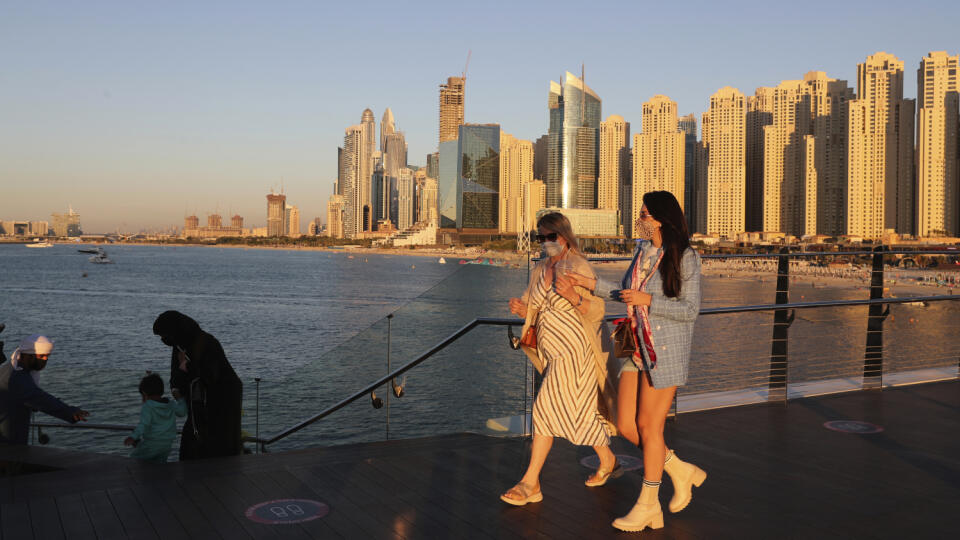 WA 1 archív Dubaj - Na archívnej snímke turistky kráčajú okolo rodiny v Dubaji v utorok 12. januára 2021. Dánsko najmenej na päť dní pozastavilo lety zo Spojených arabských emirátov (SAE) pre obavy z nespoľahlivosti testov na koronavírus, ktoré sa vykonávajú pred odletom z tejto krajiny. S odvolaním sa na dánske ministerstvo dopravy o tom v piatok 22. januára 2021 informovala agentúra AFP. Zákaz letov potrvá od piatku do stredy. FOTO TASR/AP
Tourists walk by an Emirati family in Dubai, United