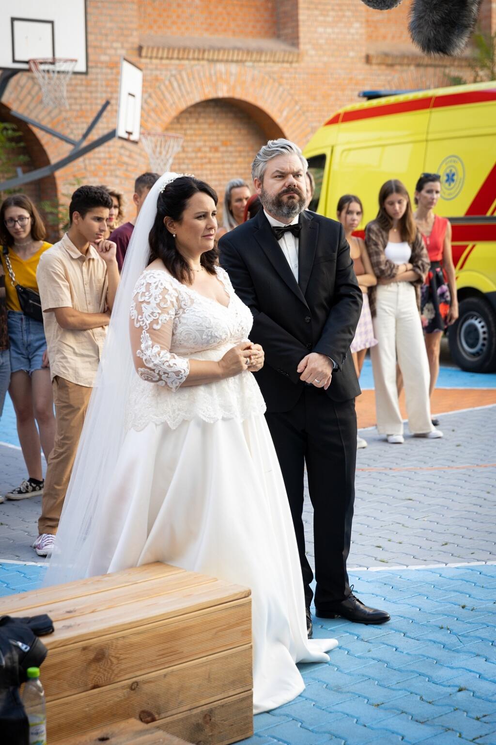 Petra ako nevesta, ktorá sa vydáva za profesora, ktorého hrá Samo Trnka.