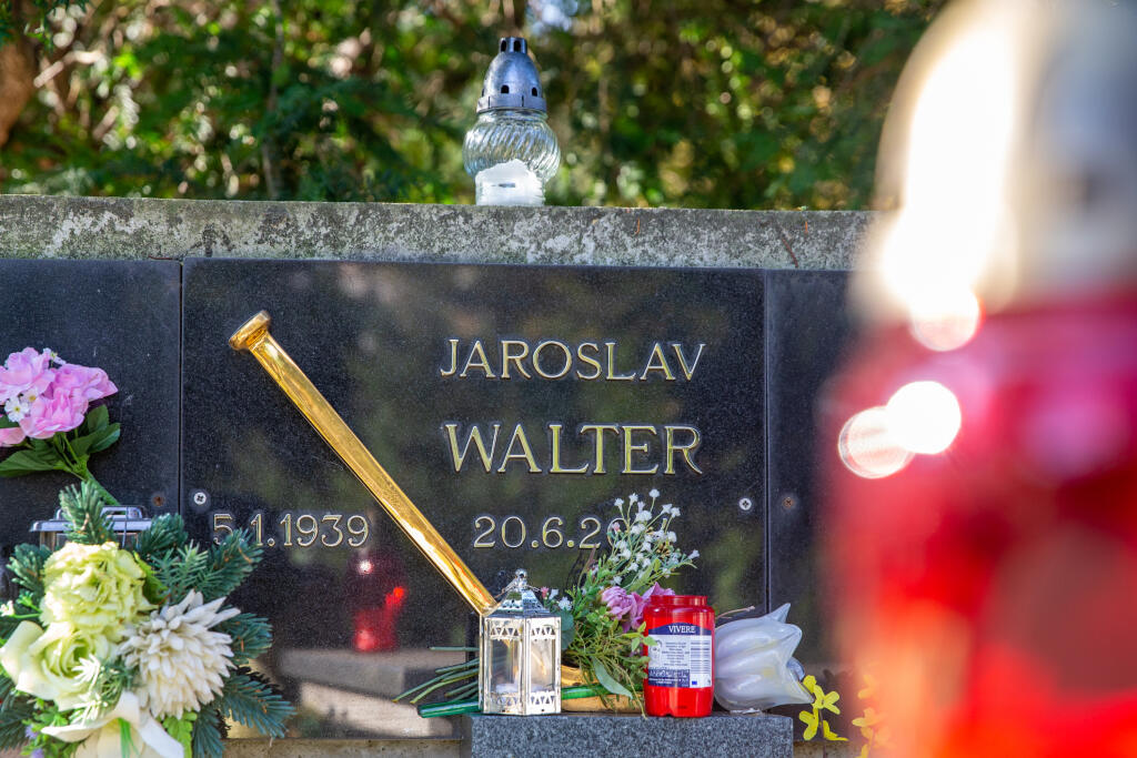 Svoje miesto neďaleko Golonku má aj legendárny hokejista a tréner Jaroslav Walter.