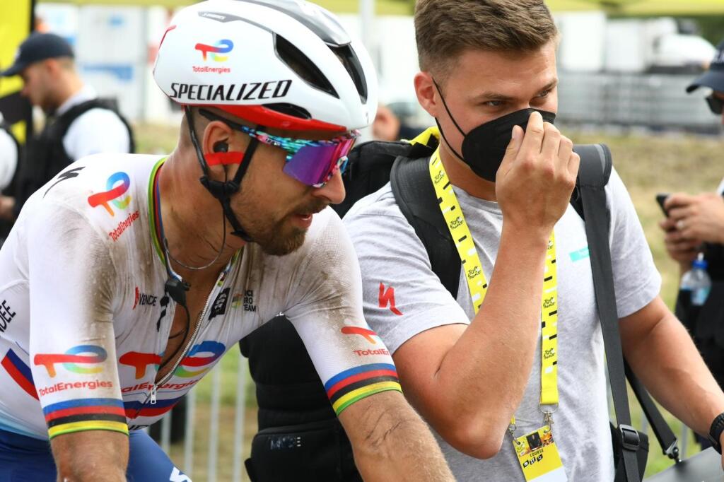 Na cyklistov čakalo jedenásť úsekov s kockami, ktoré ich v 5. etape poriadne vyčerpali a preverili. Sagan navyše zažil tvrdý pád, ktorý mu na pohode nepridal. Do cieľa prišiel poriadne zafúľaný.