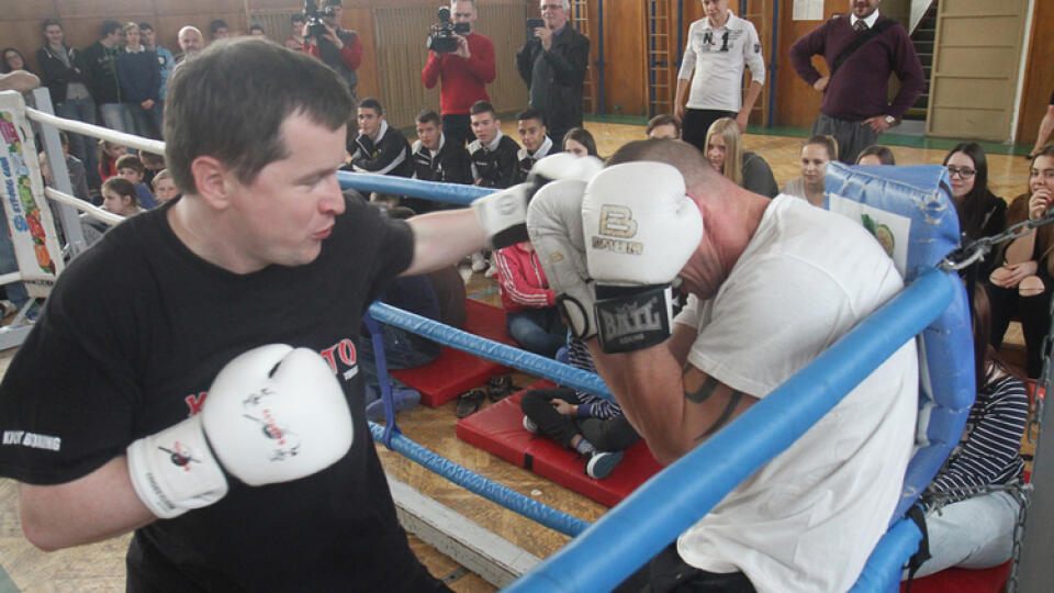 Občas sa zdalo, že majster v boxe príde o svoj titul.