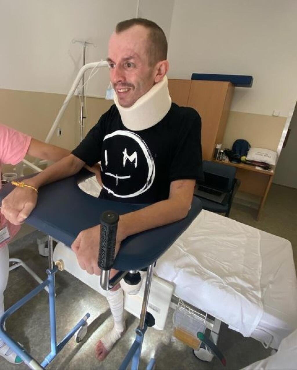 Bývalý moderátor, ktorého prišli do nemocnice osobne podporiť šprintér Ján Volko, futbalista Juraj Kucka, či niekdajší hokejový brankár Ján Lašák, nevníma to, čo sa mu stalo ako tragédiu či niečo desivé alebo strašidelné. „Pozerám sa na to tak, že čo mi chcel tým život povedať a nad druhej strane, čo si z toho viem vziať v pozitívnom zmysle slova.