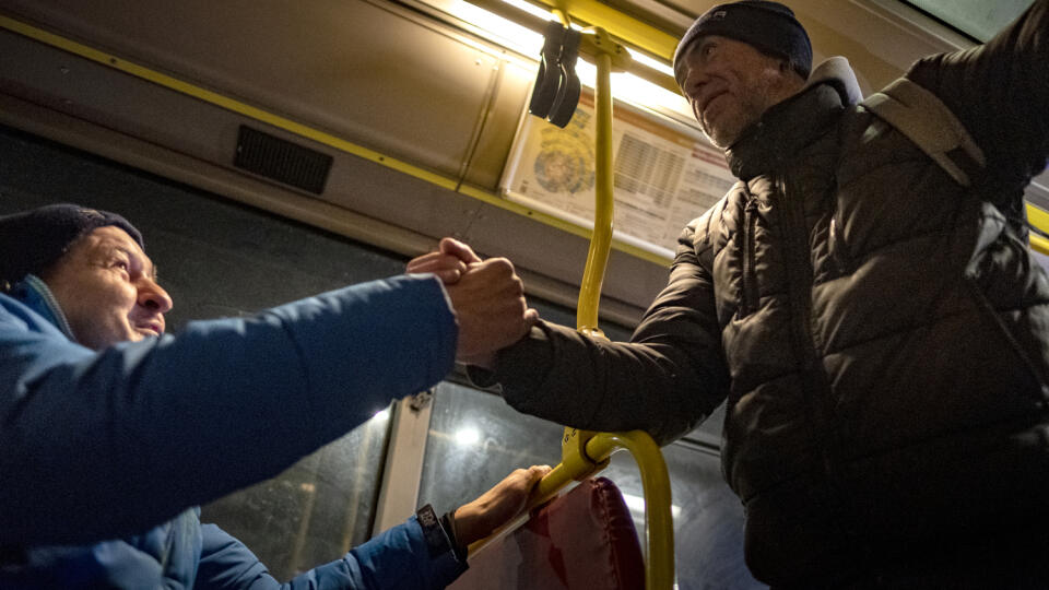 Dopravný podnik mesta Bratislavy zriadil autobusovú linku 163, ktorá premáva v ranných a večerných hodinách na trase Račianske mýto - Za mokráňom. Konečná autobusu je pri nocľahárni De Paul, a tak ju využívajú najmä ľudia bez domova, ktorých hygiena v ostatných spojoch pravidelne naráža na odpor spolucestujúcich.