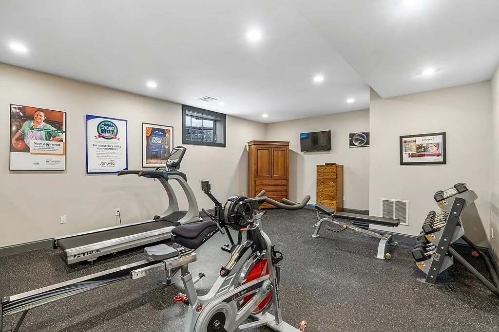 Podľa webu truepeoplesearch.com Zdeno aj jeho manželka bývajú v meste Weston západne od Bostonu. Luxusná vila vo vychytenej štvrti podľa realitného portálu zillow.com má hodnotu 4 milióny dolárov.