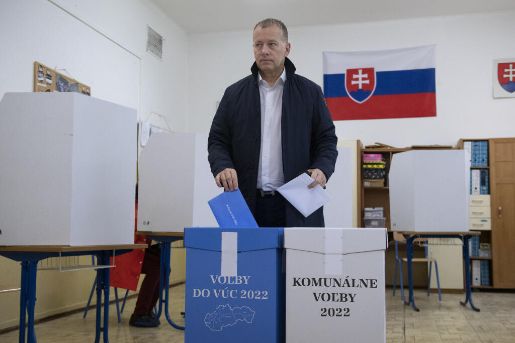 Na Slovensku sa v sobotu o siedmej hodine ráno začali historicky prvé spojené voľby do orgánov samosprávy obcí a do orgánov samosprávnych krajov. Na snímke predseda NR SR Boris Kollár (Sme rodina) vhadzuje obálku s hlasovacími lístkami do volebnej schránky pre voľby do VÚC vo volebnom okrsku na Základnej škole Milana Hodžu 29. októbra 2022 v Bratislave. FOTO TASR - Pavel Neubauer