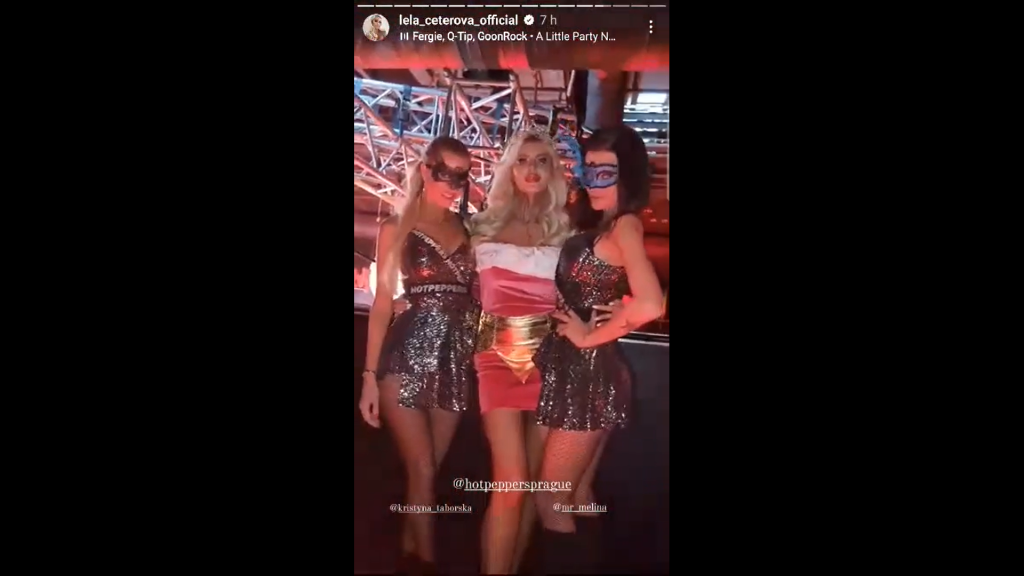 Ona si to ale najviac užila medzi svojimi sexi kamarátkami. Karlos odišiel, no oni pokračovali ďalej.