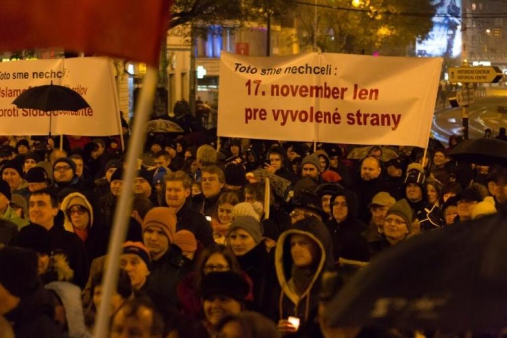 Spomienka na 17. november: Opozícia vyšla do ulíc s heslom „Toto sme nechceli!“