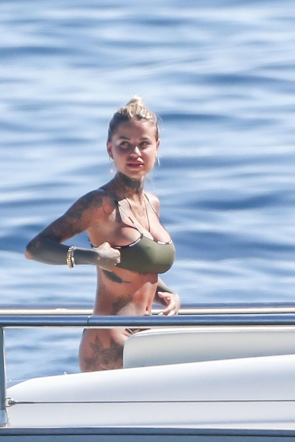 Futbalista Theo Hernandez a modelka Zoe Cristofoli si užili plavbu na jachte plnú erotiky.