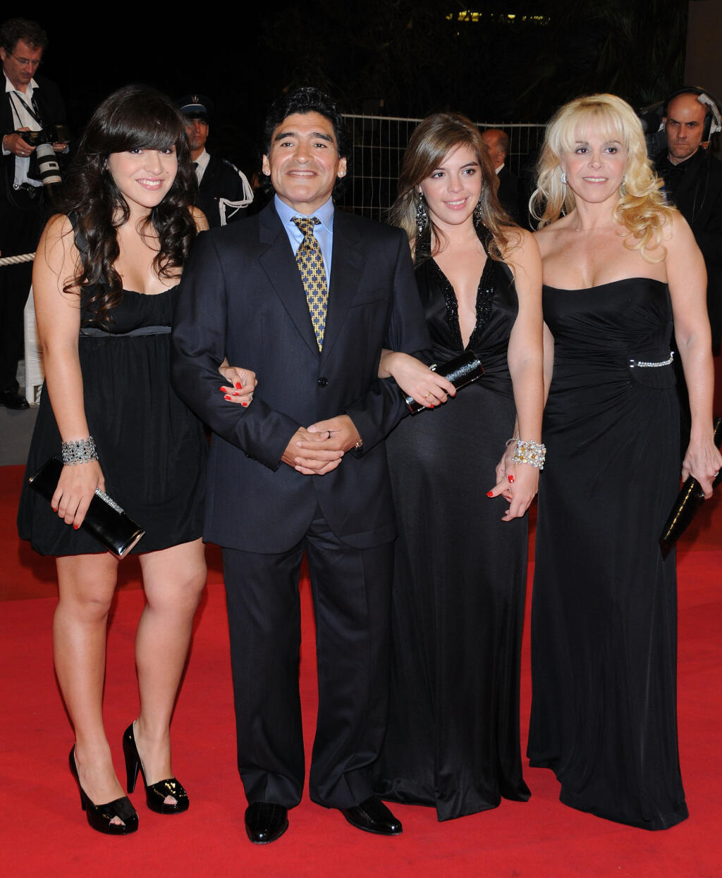 V roku 2008 bol zas rodina pokope. Maradona sa v Cannes ukázal po boku exmanželky Claudie a dvoch dcér.