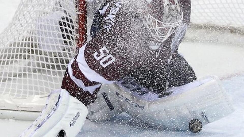 Lotyšský brankár Kristers Gudlevskis.