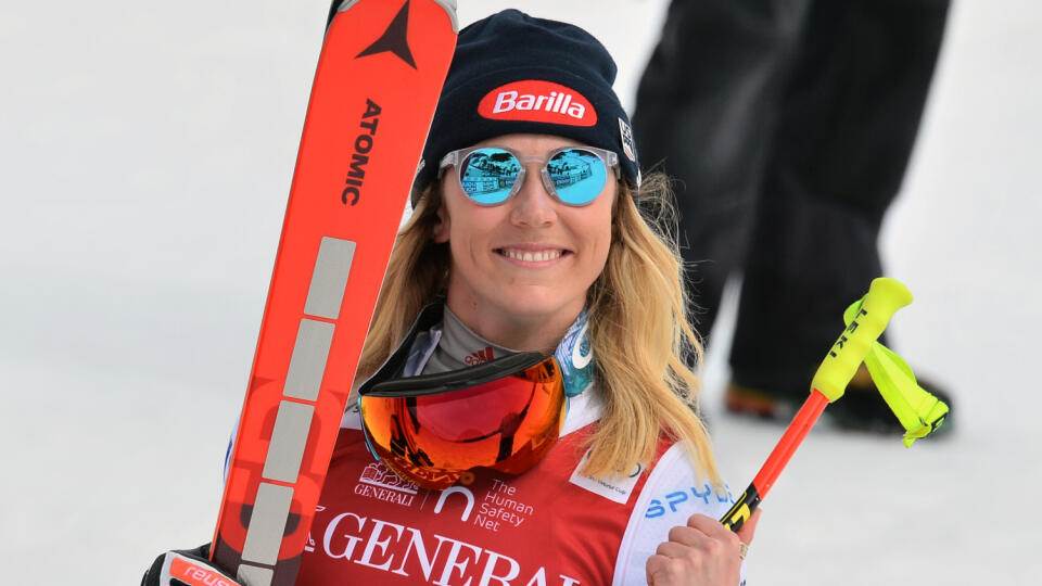 Na snímke americká lyžiarka Mikaela Shiffrinová sa teší z víťazstva vo finálovom zjazde Svetového pohára vo francúzskom dejisku Courchevel/Meribel 16. marca 2022. FOTO TASR - Martin Baumann