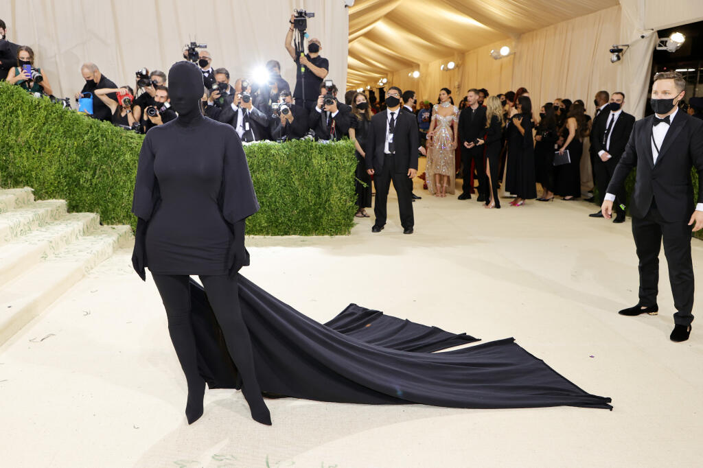 Kim Kardashian sa rozhodla zahaliť od hlavy po päty.