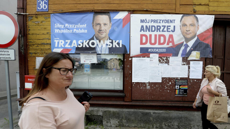 KK11 Raciaz - Na snímke volebné plagáty dvoch kandidátov na poľského prezidenta v 2. kole prezidentských volieb, vpravo poľský prezident Andrzej Duda a varšavský primátor Rafal Trzaskowski, 9. júla 2020 v poľskom meste Raciaz. Druhé kolo prezidentských volieb v Poľsku sa uskutoční v nedeľu 12. júla 2020. FOTO TASR/AP
Campaign posters for two contenders in Poland's key presidential election runoff Sunday, incumbent conservative president, Andrzej Duda, who is seeking reelection, and his liberal r