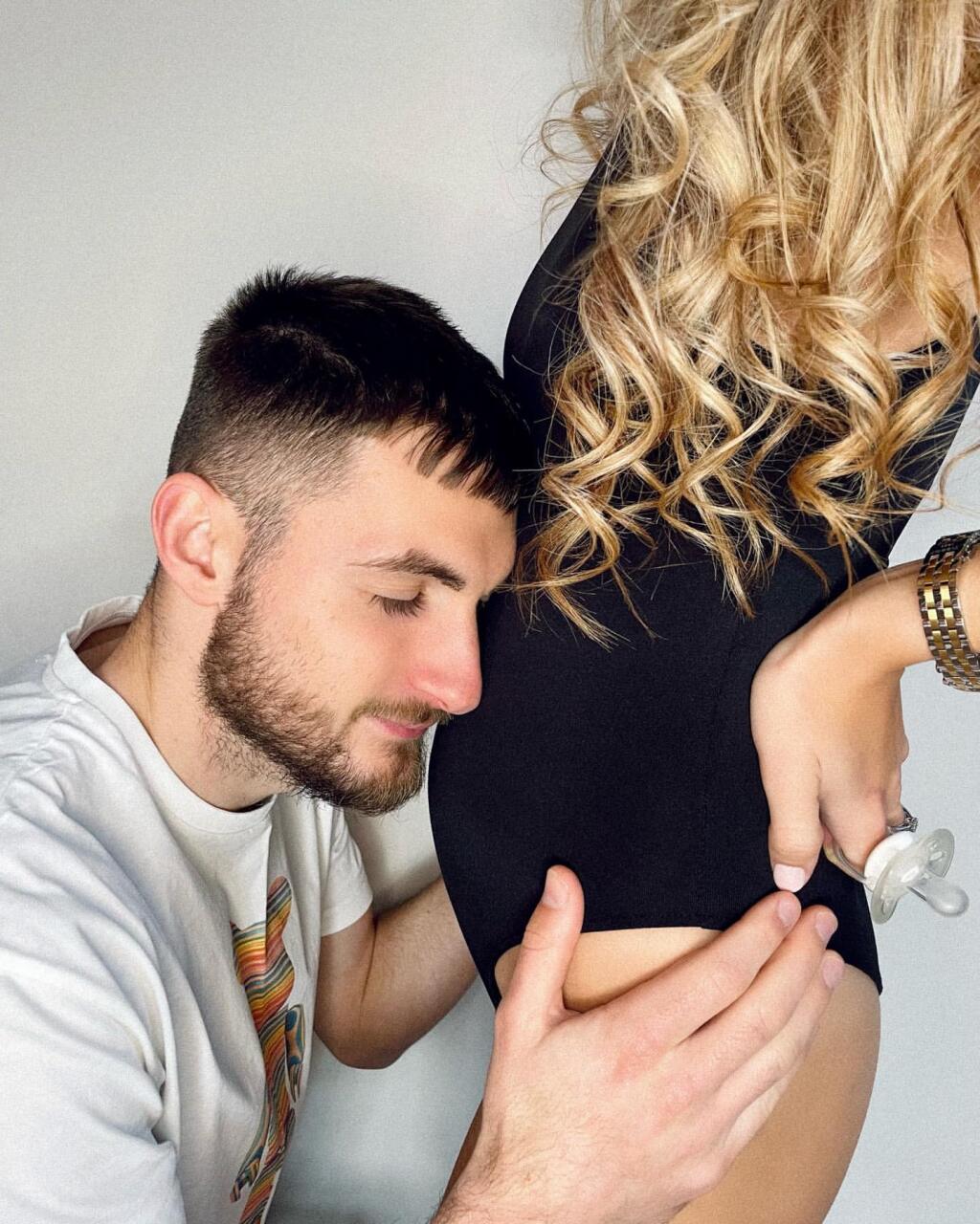 Touto fotografiou Bero oznámil, že dvojica je v očakávaní potomka.