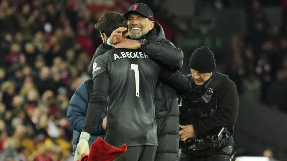EBE 62 Liverpool - Na snímke vpravo tréner Liverpoolu Jürgen Klopp objíma brankára Alissona po zápase 26. kola anglickej Premier League vo futbale FC Liverpool - Manchester United (7:0) v nedeľu 5. marca 2023. FOTO TASR/AP
Liverpool's manager Jurgen Klopp greets Liverpool's goalkeeper Alisson after the English Premier League soccer match between Liverpool and Manchester United at Anfield in Liverpool, England, Sunday, March 5, 2023. Liverpool won the match 7-0. (AP Photo/Jon Super)