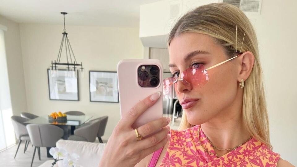 Eugenie je na Instagrame známa tým, že sa rada odhaľuje. Väčšina fotiek je v spodnej bielizni alebo v plavkách, ktoré ale veľmi lichotia jej postave.