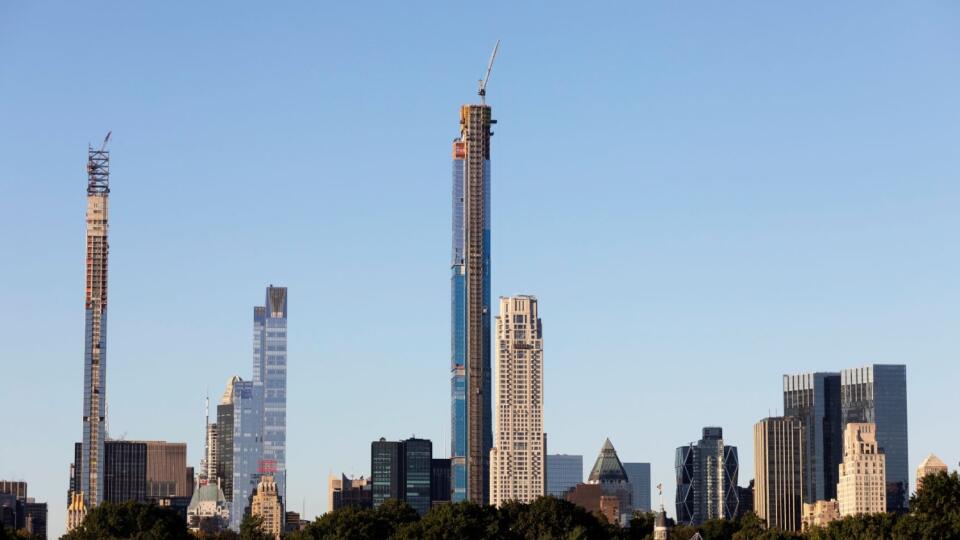 Na snímke uprostred pohľad na Central Park Tower počas výstavby 17. septembra 2019 v New Yorku. Realitná a developerská spoločnosť Extell Development Company v utorok oznámila, že Central Park Tower v New Yorku dosiahne výšku 472 metrov a stane sa tak najvyššou obytnou budovou na svete. Newyorský mrakodrap sa nachádza v slávnej časti Billionaire's Row a ponúka nekonečné výhľady, výnimočnú architektúru, štedrú plochu a bezkonkurenčné služby.