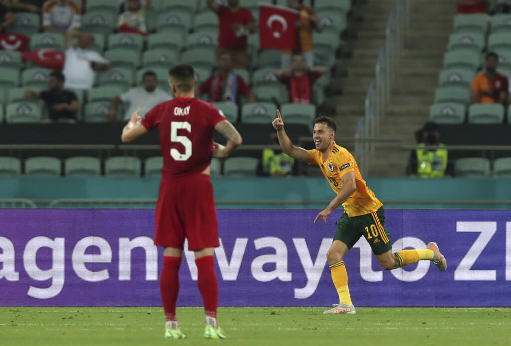 EBE 24 Baku - Na snímke vpravo waleský stredopoliar Aaron Ramsey oslavuje úvodný gól v zápase A-skupiny na majstrovstvách Európy vo futbale Turecko – Wales v stredu 16. júna 2021 v azerbajdžanskom Baku. FOTO TASR/AP
Wales' Aaron Ramsey, right, celebrates after scoring his side's opening goal during the Euro 2020 soccer championship group A match between Turkey and Wales at at the Baku Olympic Stadium in Baku, Wednesday, June 16, 2021. (Tolga Bozoglu/Pool Photo via AP)