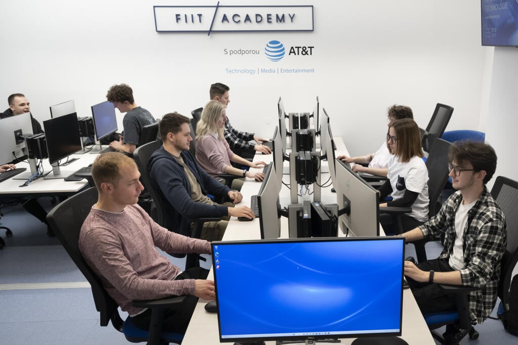 Snímka zo školiaceho strediska pri otvorení projektu FIIT Academy v priestoroch Fakulty informatiky a informačných technológií, STU v Bratislave 17. apríla 2023. FOTO TASR - Pavel Neubauer