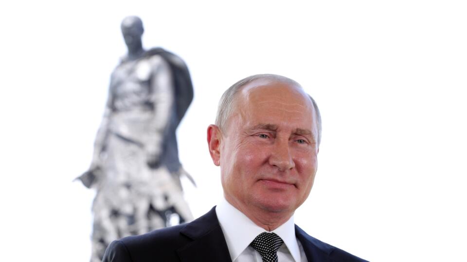 JB 25 Choroševo - Ruský prezident Vladimir Putin počas TV prejavu k národu pred posledným hlasovaním o novej ústave v ruskom meste Choroševo 30. júna 2020. Putin vyzval v utorok občanov krajiny, aby sa zúčastnili na celoštátnom hlasovaní o zmenách v ústave, ktoré majú podľa jeho slov zabezpečiť