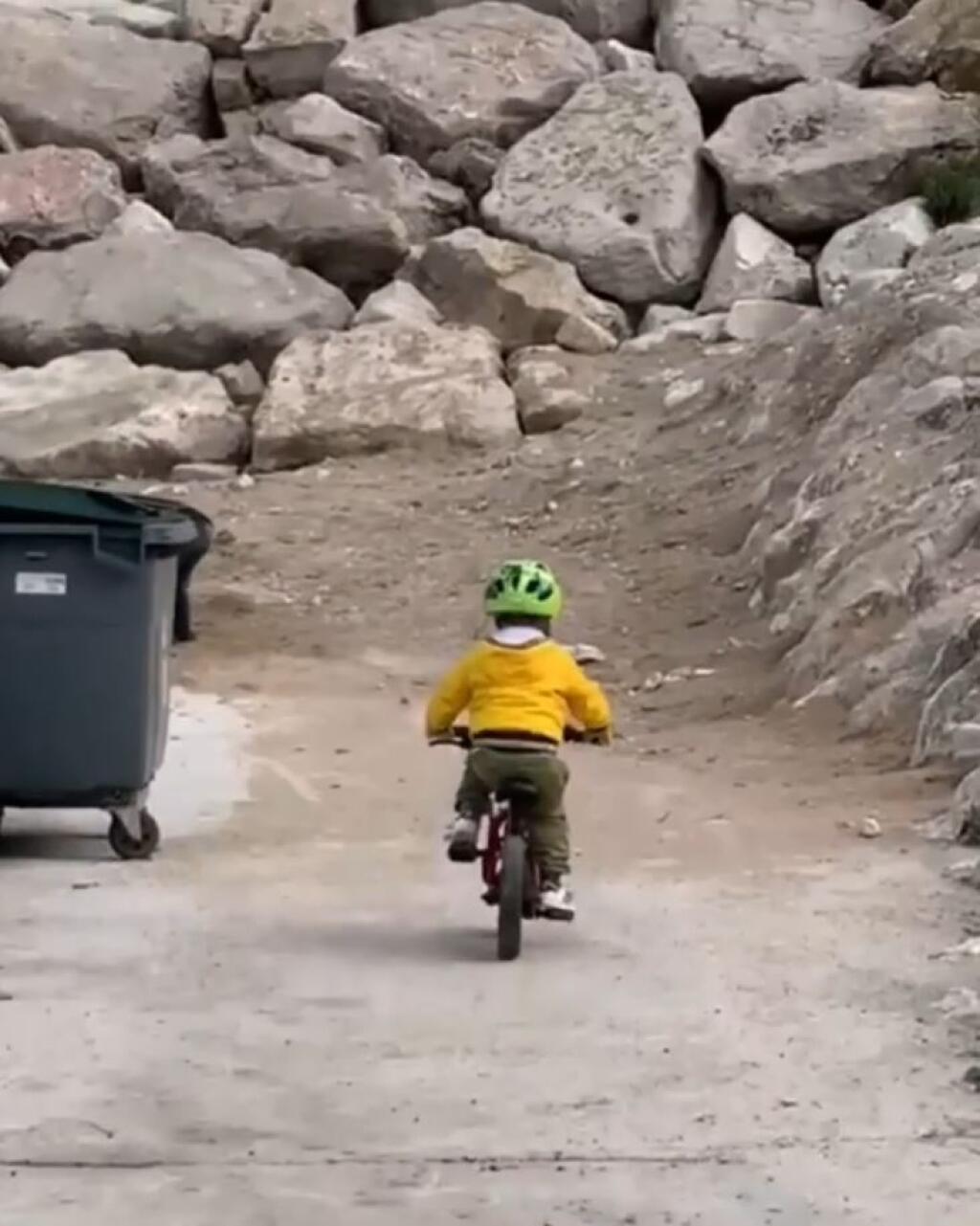 Saganovi juniorovi ide bicyklovanie ide od ruky, resp. od nôh, čo dokázal na záberoch, ktoré uverejnil jeho otec.