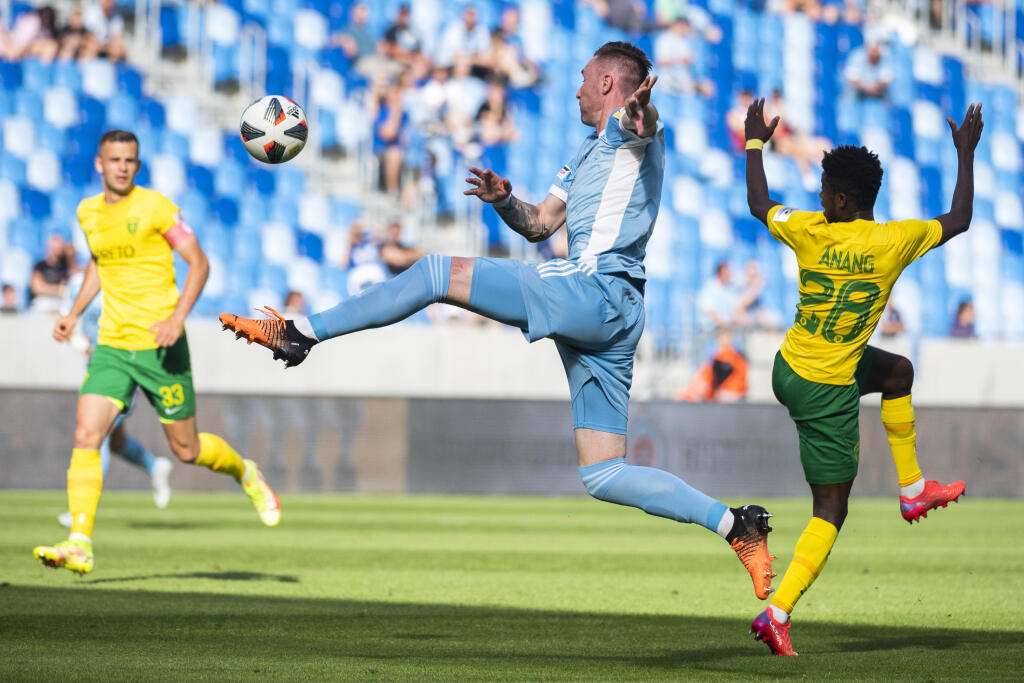 Na snímke zľava Adam Kopas (Žilina), Jaromír Zmrhal (Slovan) a Benson Anang (Žilina) počas zápasu záverečného 10. kola skupiny o titul futbalovej Fortuna ligy ŠK Slovan Bratislava - MŠK Žilina v Bratislave 21. mája 2022. FOTO TASR - Jaroslav Novák
