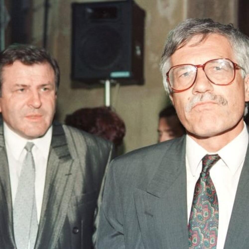 V stredu 17. júna 1992 sa konalo v Prahe druhé kolo rokovania o rozdelení ÈSFR medzi Hnutím za demokratické Slovensko (HZDS) na èele s Vladimírom Meèiarom a Obèianskou demokratickou stranou (ODS) vedenou Václavom Klausom. Na snímke Vladimír Meèiar (v¾avo) a Václav Klaus (vpravo) poèas TK po ukonèení rokovania. Foto: TASR-Archív Pavel Neubauer, 17.6.1992, Praha