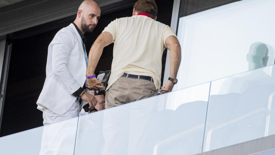 Na snímke Vladimír Weiss a Ivan Kmotrík vo VIP počas zápasu 2. predkola Európskej ligy medzi ŠK Slovan Bratislava a FK Feronikeli.