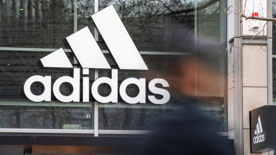 KK31 Berlín - Na archívnej snímke z 12. apríla 2021 logo spoločnosti Adidas na fasáde obchodu v Berlíne. Nemecký výrobca športových potrieb Adidas v 1. štvrťroku 2021 výrazne zvýšil zisk aj tržby a jeho výsledky prekonali očakávania trhu. FOTO TASR/DPA
ARCHIV - 12.04.2021, Berlin: An der Fassade des Adidas Stores in der Tauentzienstraße hängt das Logo des Unternehmens. Adidas gibt am 07.05.2021 Zahlen für das 1. Quartal bekannt. Foto: Christophe Gateau/dpa +++ dpa-Bildfunk +++