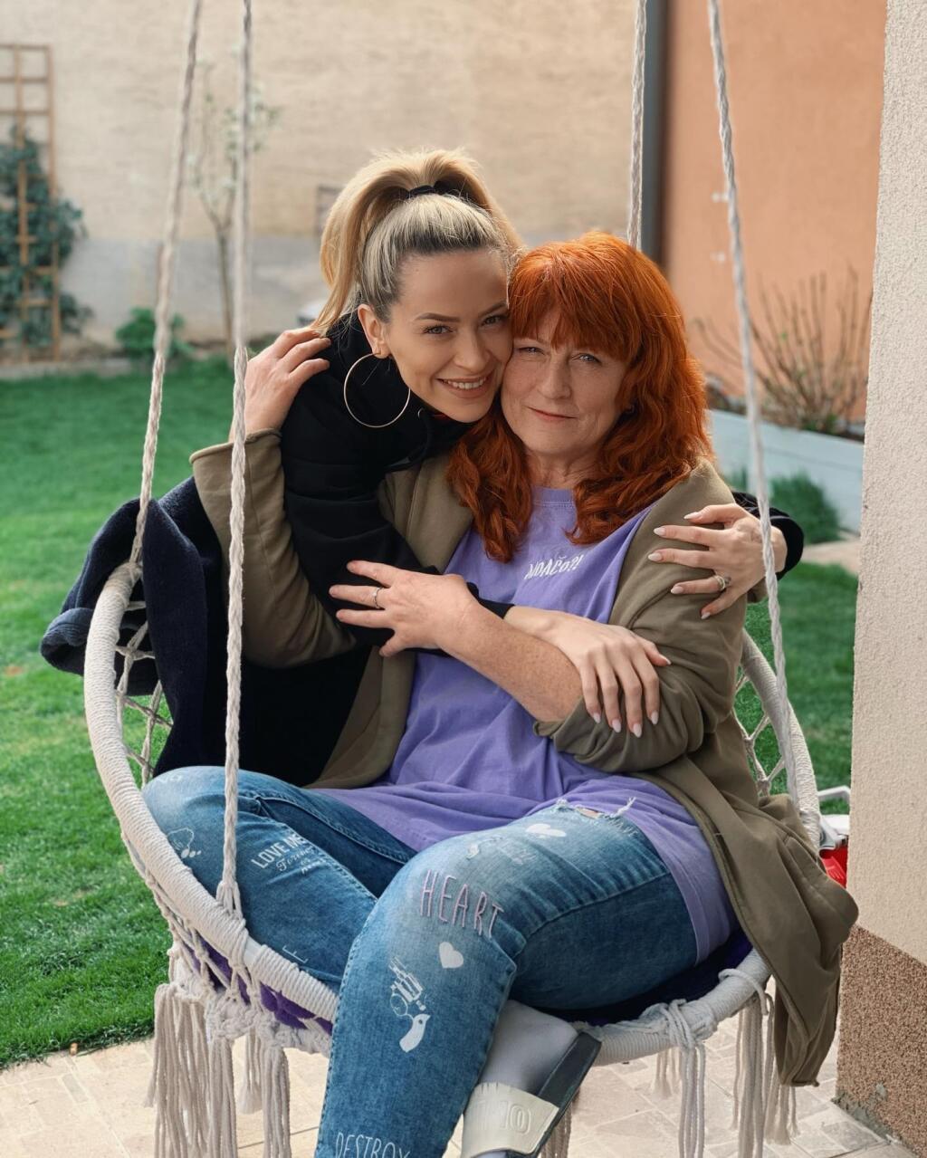 Speváčka Dominika Mirgová na zábere so svojou mamou.